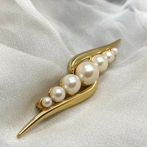 Vintage Monet Gold Tone With Graduated Faux Pearls